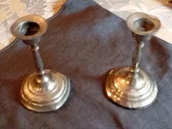 Staré svícny a hlava anděla