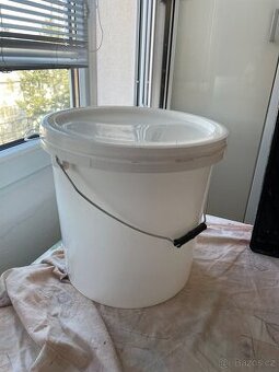 6 ks - Plastové kbelíky s víkem 20l a držadlem