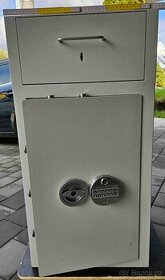 Vhozový bezpečnostní trezor