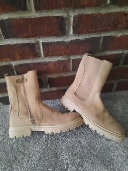 Bullboxer Kotníkové boty na platformě vel. 39(25cm