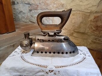 stará lihová žehlička AMOR