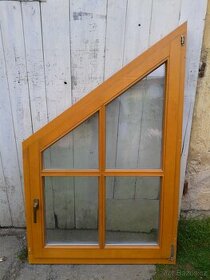 Dřevěné modřínové okno šikmé zkosené
