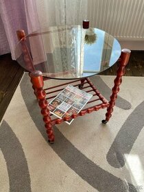 dřevěný stolek se skleněnou deskou