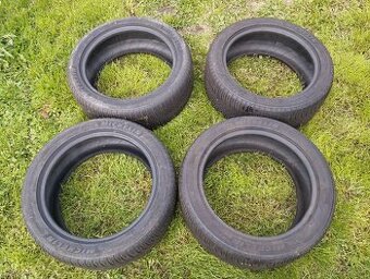 Pneu 235/45 R17