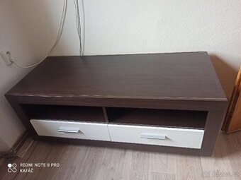 Stolek pod televizi