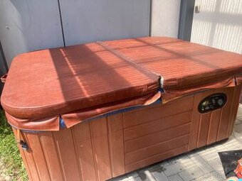 Vířivka HotSpring pro 4 osoby