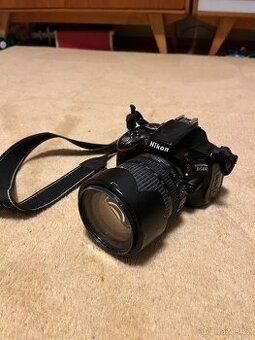 Zrcadlovka Nikon D5100 s univerzálním objektivem 18–105 VR