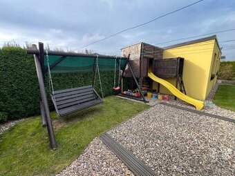 Dětské hřiště s houpací lavici a skluzavkou