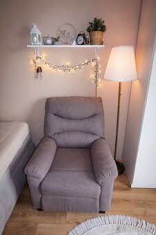 Zánovní šedé TV křeslo s manuálním polohováním