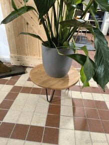 Odkládací stolek masiv