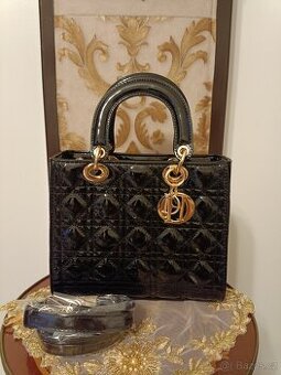 Nová luxusní lakovaná kabelka CD s přívěsky a popruhem.