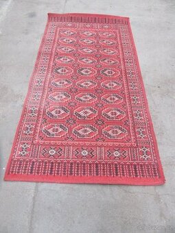 Nabízím starožitný perský koberec s dekorem. Materiál PP. Ne