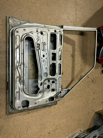 Predni dvere Leve a Prave BMW 5 E28 pekny stav