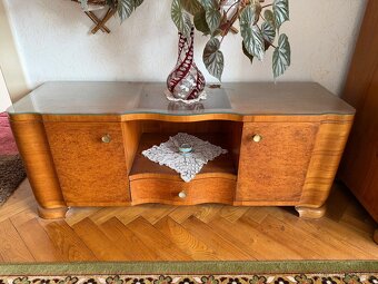 Starožitný masivní nábytek - skříně a postel