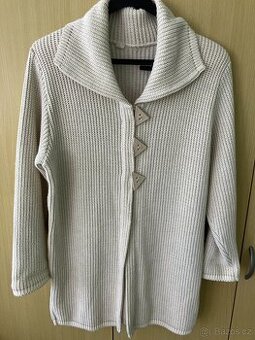 Dlouhý dámský svetr.