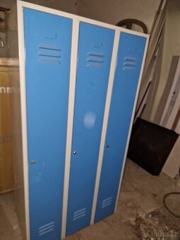 Šatní skříňka kovová