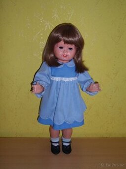 Stará značená panenka v původních šatech a botách