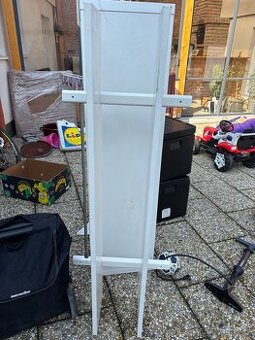 IKEA nástěnná police s háčky