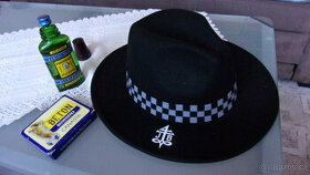 černý klobouk s balíčkem karet Becher dárek plus origo plesk