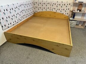 Dřevěná postel 200x180cm