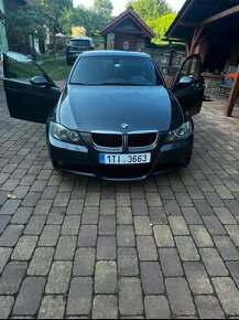 BMW E90 320D - Po kroupách