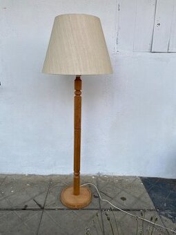 Masivní podlahová lampa