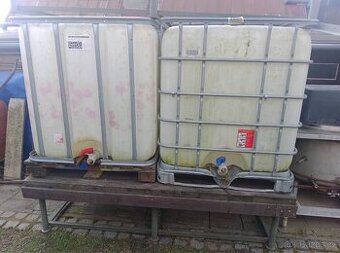 set 2 ks IBC kontejner na podstavci.