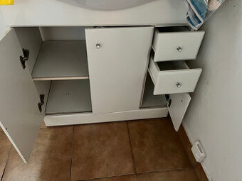 koupelnová skříňka