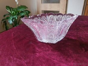 Broušená skleněná mísa