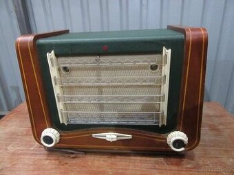 Nabízím staré radio Tesla Máj.  Netestováno. Prodávám jako n