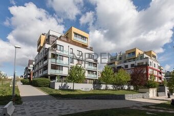 Prodej světlého 3+kk se zahradou, terasou, garáží a sklepem 