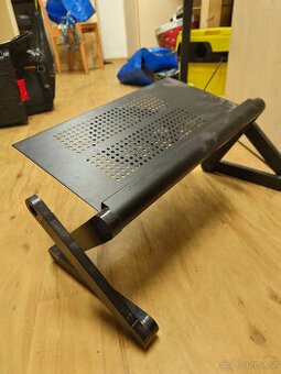 Držák pro notebook do postele