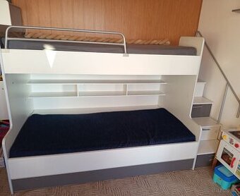Dětská patrová postel s úložným prostorem.