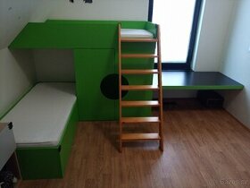 Dvoupatrová postel s úložným prostorem a psacím stolem