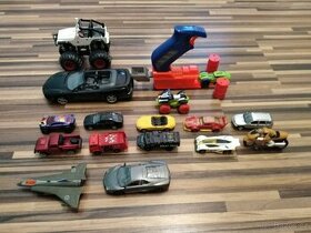 hračky pro kluky: malá autíčka, velké auto, prak