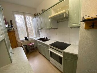 Moderní kuchyňská linka se spořebiči