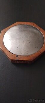 Těžítko asi? Z roku 1930 - 1