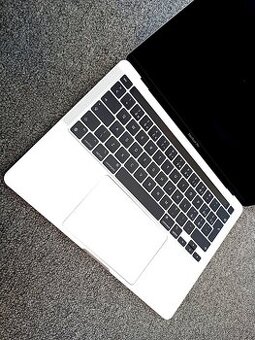MacBook PRO 13 palců Apple M1 chip 8 GB RAM 256 ssd 170cykl
