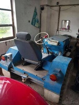 Malotraktor s vlečkou