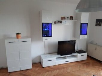 Obypvaci stěna bílá