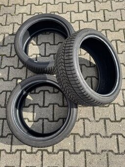 Pěkné zimní pneu Hankook 225/40R18 92V, rok 2022