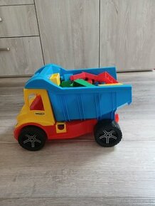 Auto s kostkami zn. WADER