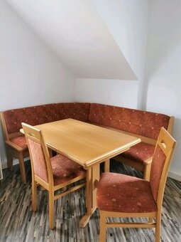 Rohová lavice, jídelní rozkládací stůl a 2 židle