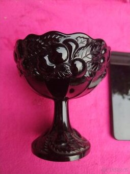 Skleněný černý pohár, motiv třešně