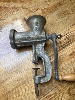 Ruční mlýnek na maso