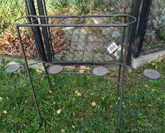 kovový stojan na květiny