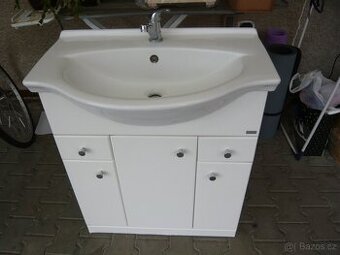 stolek umyvadlo zrcadlo