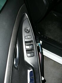 Hyundai i30-vypinač na stahování oken.