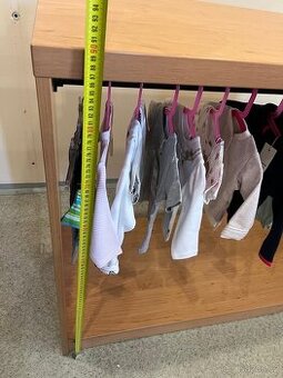 Dřevěný regál / skříňka s tyčí na ramínka