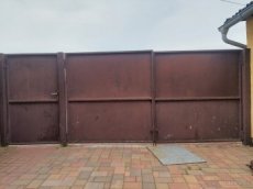 Plechová vrata s vrátky